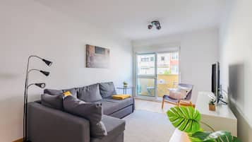 City appartement, 1 tweepersoonsbed met slaapbank, niet-roken, balkon | Woonruimte | Een 32-inch flatscreentelevisie met kabelzenders en televisie