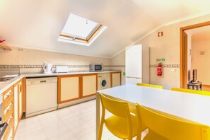 Studio, vue sur la ville | Cuisine privée | Réfrigérateur grande capacité avec congélateur, four à micro-ondes
