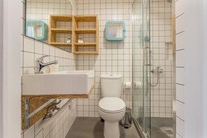 Apartment, 1 Bedroom | Bilik Mandi | Pancuran mandi, pengering rambut, tuala disediakan, sabun 