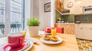 Appartement, 1 slaapkamer | Woonruimte | Een 100-cm flatscreentelevisie met kabelzenders en televisie