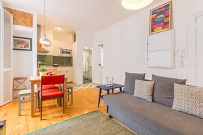 Apartment, 1 Bedroom | Ruang tamu | 100 cm televisyen skrin rata dengan kabel, TV 