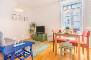 100-cm flat-screen TV with cable channels, TV - São Vicente Heart of Alfama (Lisbon)