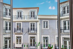 Apartment, 1 Bedroom | Ruang tamu | 100 cm televisyen skrin rata dengan kabel, TV 