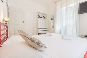 1 habitación, tabla de planchar con plancha, cunas y cuna de viaje 