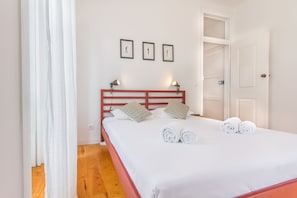 1 bedroom, iron/ironing board, cots/infant beds, travel cot - São Vicente Heart of Alfama (Lisbon)