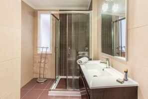 Apartment, 2 Schlafzimmer | Badezimmer | Dusche, Haartrockner, Bidet, Handtücher