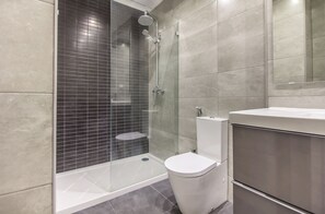 Departamento, 1 habitación, vista a la ciudad | Baño | Regadera, secadora de cabello, toallas, jabón 