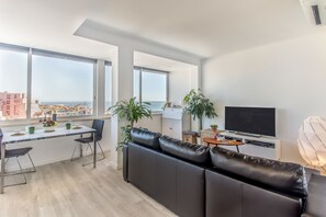 อพาร์ทเมนท์, 1 ห้องนอน, วิวเมือง | บริเวณนั่งเล่น | ทีวีจอแบน
