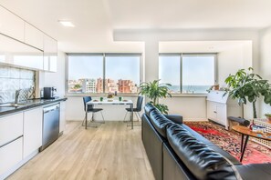 อพาร์ทเมนท์, 1 ห้องนอน, วิวเมือง | บริเวณนั่งเล่น | ทีวีจอแบน