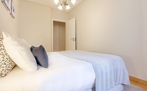 2 bedrooms, iron/ironing board, cots/infant beds, travel cot - Santos Green Apartment (Lisbon)
