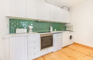 Apartamento, 2 quartos | Cozinha privada | Geladeira, micro-ondas, fogão, cooktop