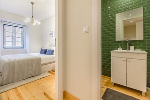 Appartement, 2 slaapkamers | Badkamer | Een douche, een haardroger, handdoeken, zeep
