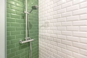 Íbúð - 2 svefnherbergi | Baðherbergi | Sturta, hárblásari, handklæði, sápa