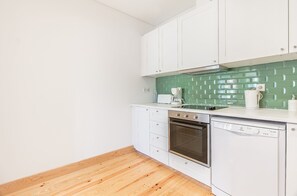 Apartamento, 2 quartos | Cozinha privada | Geladeira, micro-ondas, fogão, cooktop