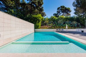 Outdoor pool - Luxury Beach Experience in Lisbon (Oeiras)