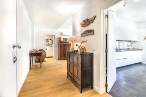 Apartamento, 2 quartos | Cozinha privada | Geladeira grande, micro-ondas, fogão, cooktop