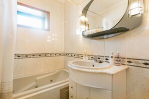 Doccia, soffione a pioggia, asciugacapelli, bidet