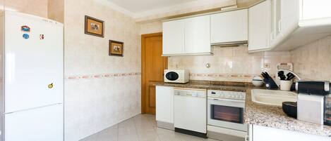 Family Apartment, 3 Bedrooms, Non Smoking | Private kitchen | Full-size fridge, microwave, oven, stovetop