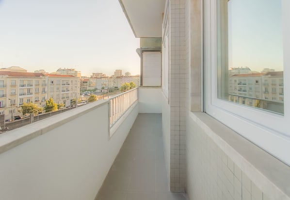 A narrow balcony with a view of a cityscape. - Roma Cozy Flat (Lisbon)