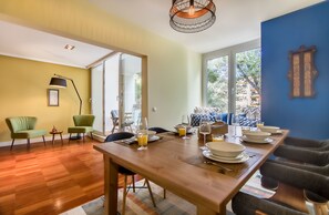 Appartement, 3 chambres, balcon | Aire de séjour | Téléviseur à écran plat de 100 cm avec télévision par câble, téléviseur