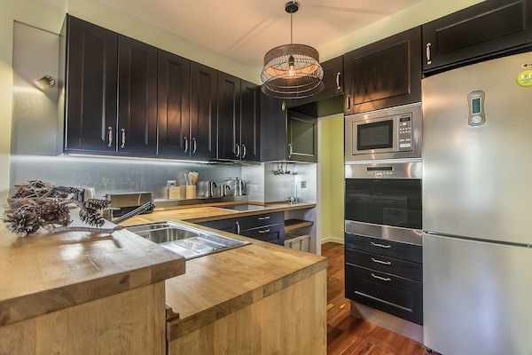 Apartment, 3 Bedrooms, Balcony | Private kitchen | Full-sized fridge, microwave, oven, stovetop