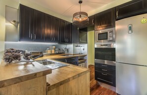 Apartment, 3 Bedrooms, Balcony | Private kitchen | Full-size fridge, microwave, oven, stovetop - 347 Acácias Flat (Cascais)