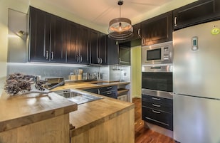 Refrigerador con freezer, microondas, horno, placa de cocina