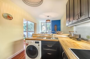 Refrigerador con freezer, microondas, horno, placa de cocina