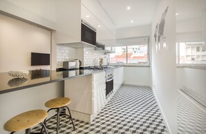 Appartement, 2 chambres | Cuisine privée | Réfrigérateur grande capacité avec congélateur, four à micro-ondes