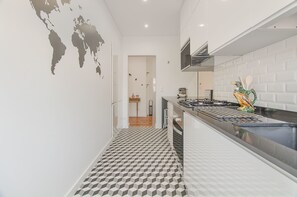 Refrigerador con freezer, microondas, horno, placa de cocina