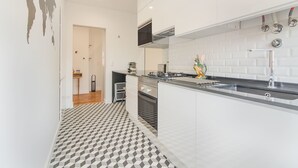 Íbúð - 2 svefnherbergi | Einkaeldhús | Ísskápur í fullri stærð, örbylgjuofn, bakarofn, eldavélarhellur