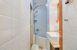 Apartment, 1 Bedroom | Bathroom | Combined shower/tub, hair dryer, towels