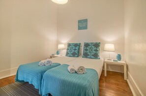 3 bedrooms, soundproofing, iron/ironing board, cots/infant beds - Chiado Balcony Apartment (Lisbon)