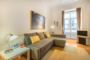 Departamento, 1 habitación | Sala de estar | Televisión 