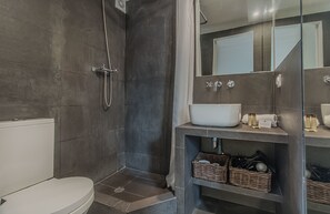 Departamento, 1 habitación | Baño | Regadera, secadora de cabello, toallas, jabón 