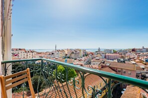 City view from property - Bright & Beautiful Top Floor Graça Flat (Lisbon)