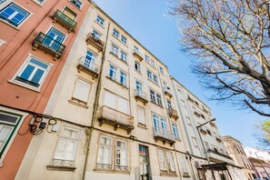 Front of property - Bright & Beautiful Top Floor Graça Flat (Lisbon)