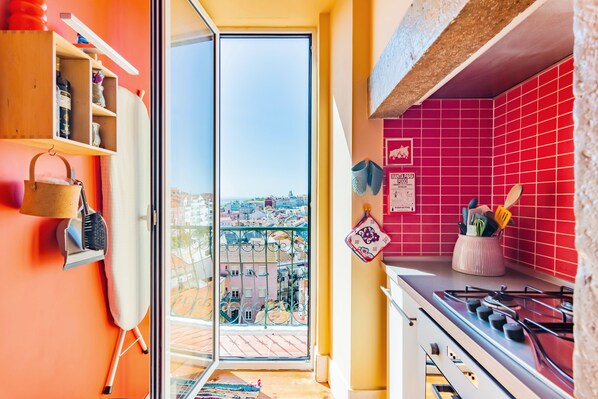 Appartement Ville, 3 chambres, non-fumeur | Cuisine privée | Réfrigérateur grande capacité avec congélateur, four à micro-ondes