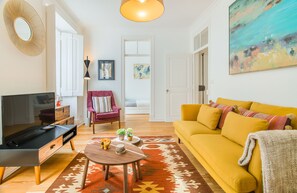 Appartement, 3 chambres | Salle de séjour | Télévision à écran plat