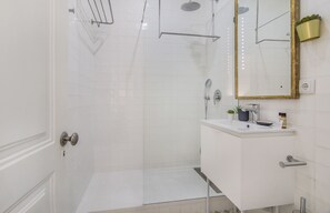 Apartment, 3 Bedrooms | Bathroom | Shower, hair dryer, towels - Graça Trendy Flat (Lisbon)