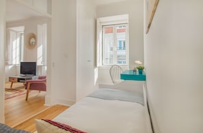 Tabla de planchar con plancha, cunas, wifi gratis y ropa de cama