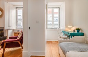 Appartement, 3 chambres | Coin séjour | Télévision à écran plat