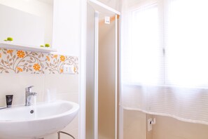 Apartment, 2 Bedrooms | Bathroom | Shower, rainfall showerhead, hair dryer, bidet - Vanni House 68 (Cefalù)