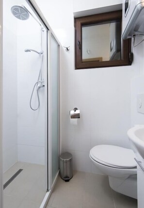 Shower, free toiletries, hair dryer, towels - La Perla Apartments (Split)