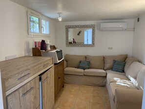 Smart TV, DVD player, table tennis, books