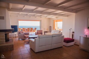 TV connectée, lecteur de DVD, table de tennis de table, livres