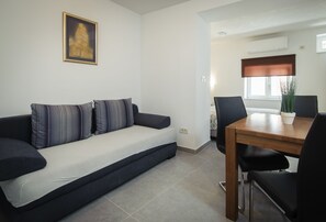 Apartment, Erdgeschoss | Wohnbereich | Flachbildfernseher