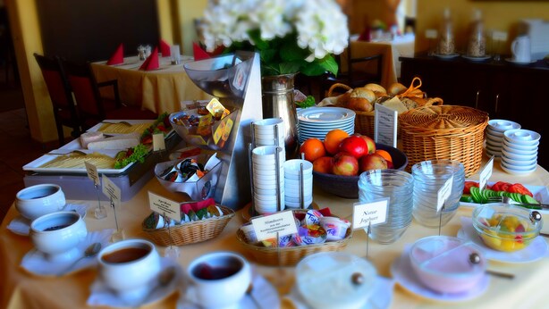 Ein Frühstücksbuffet mit verschiedenen Speisen und Getränken.