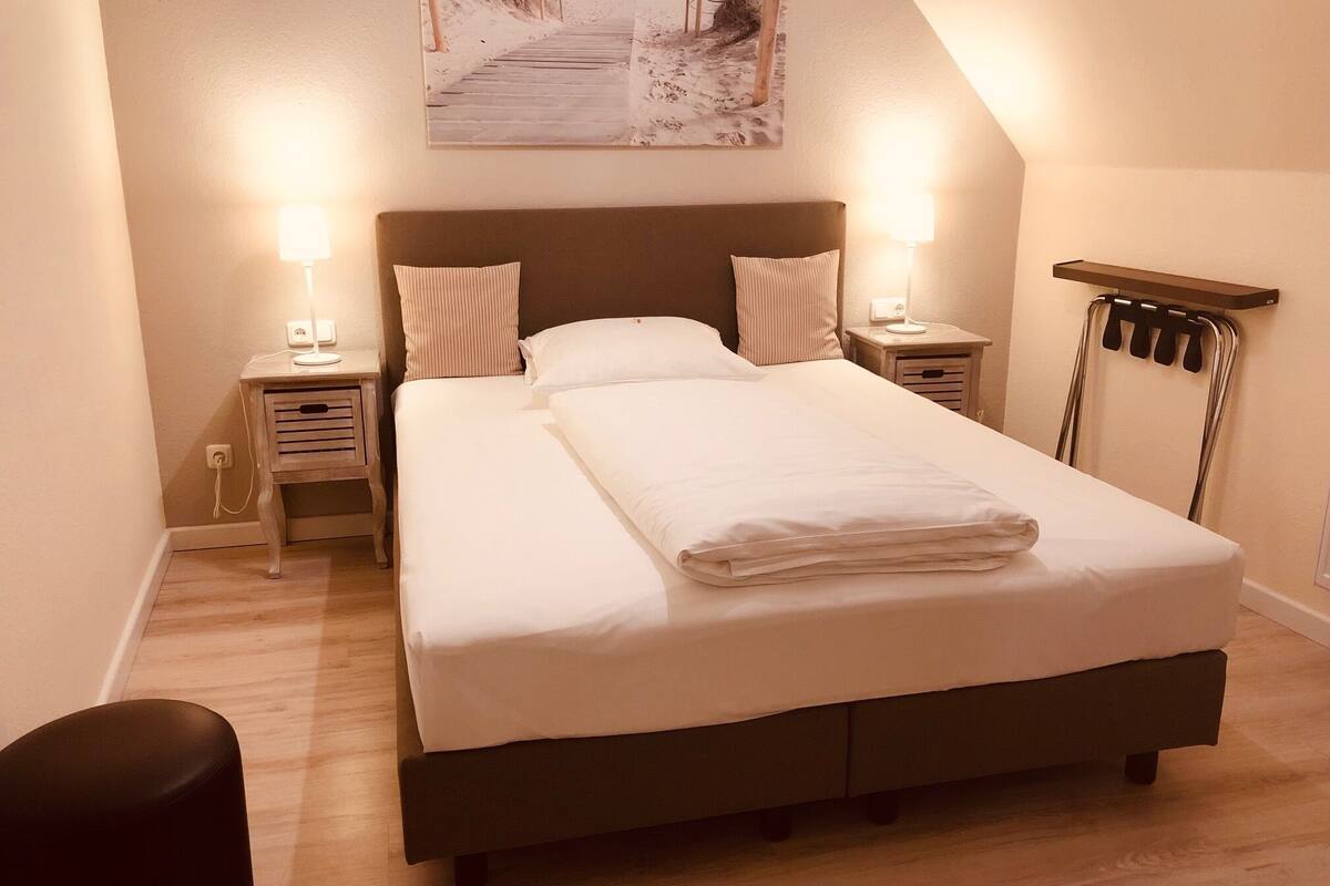 economy single room | hypo-allergenic bedding, desk, rollaway beds, free wifi