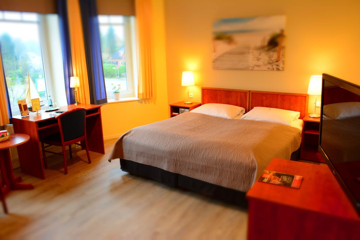 Standard Double Room | Hypo-allergenic bedding, desk, rollaway beds, free WiFi